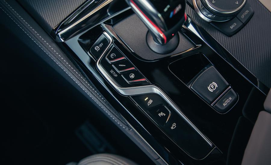 Детали интерьера BMW M5 Competition (F90) 2018 года  (NA) (фото 15 из 40)